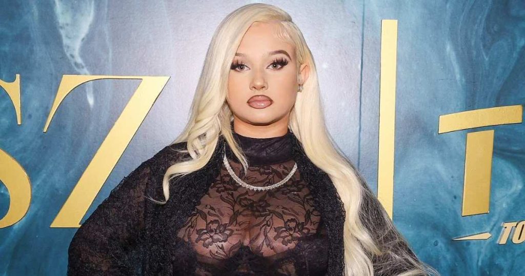 Minifustani i vogël i Alabama Barker's Plunging dhe xhaketa e tejdukshme shkojnë kaq shumë