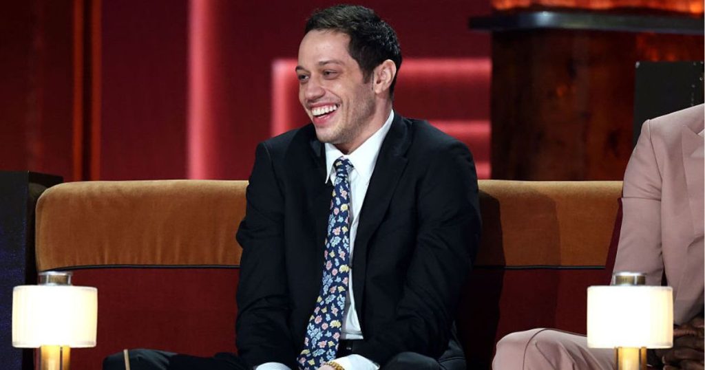 Pete Davidson përballet me një reagim të ashpër nga shoku i Charlie Kirk për shaka të pjekur