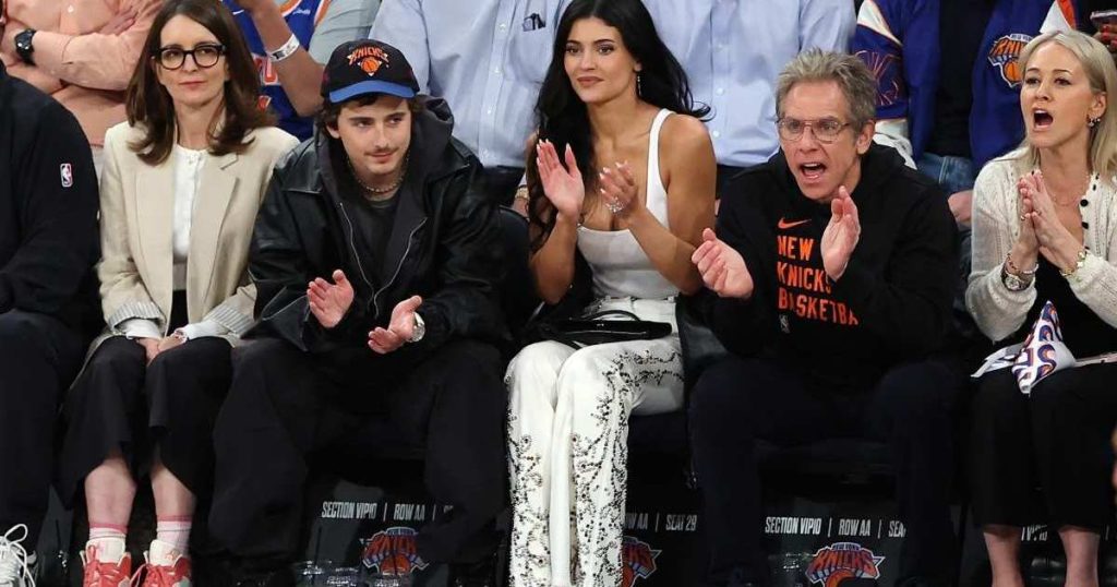 Pjesa e sipërme e tankeve të Kylie Jenner bie në mënyrë të rrezikshme gjatë natës së takimit