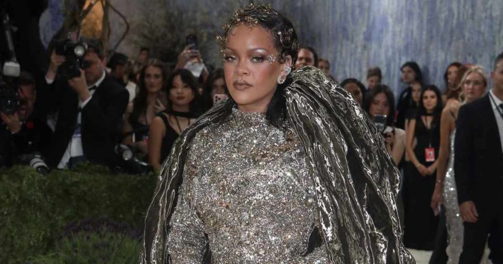 Rihanna ndez sytjenat e saj dhe më shumë nën topin plotësisht transparent në NYC