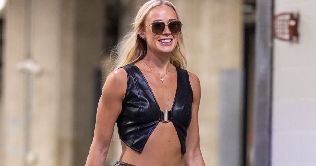 Rroba banje me rripa të Sophie Cunningham mezi mbulon asgjë