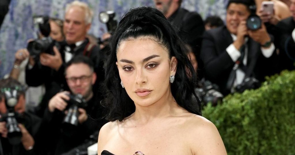 Të brendshmet me dantella Zana Bayne të Charli XCX kanë mbajtëse dhe llaskë për qafën