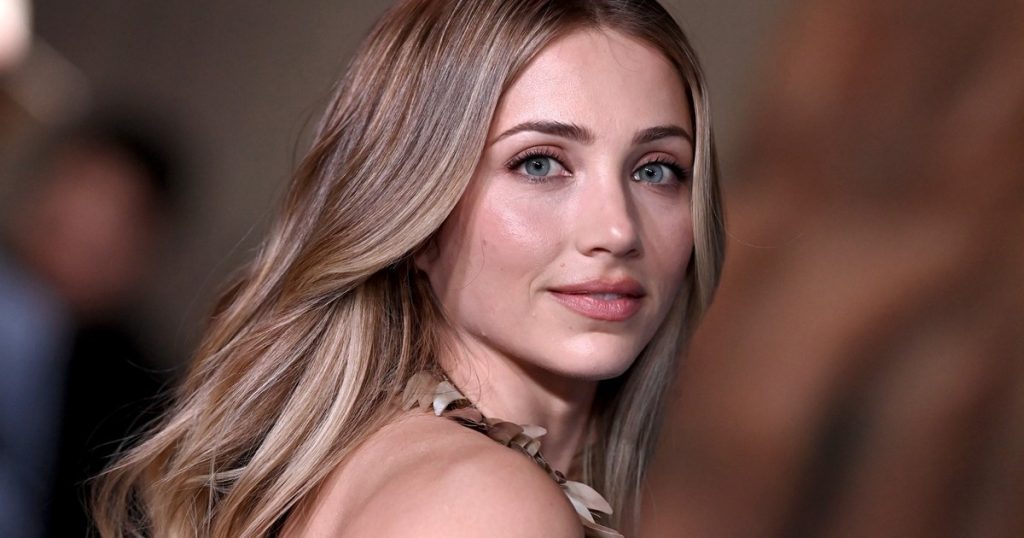 Veshja e pastër e stilit të të brendshmeve të Emily Rudd zbulon më shumë se sa pritej