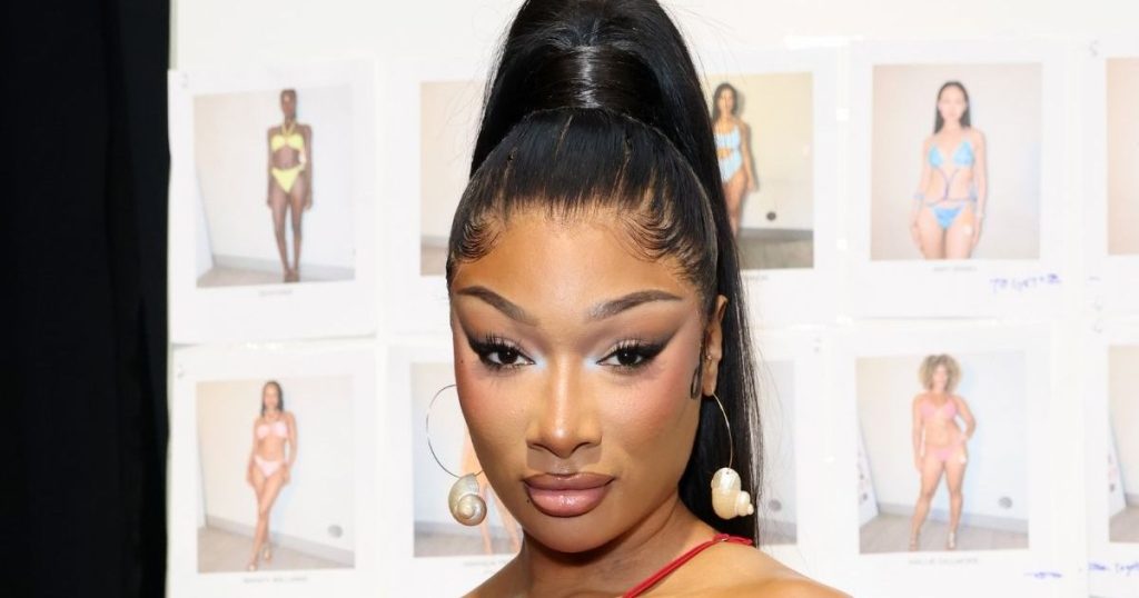 Minifustani mikro i prerë i Megan Thee Stallion varet nga një rrip i vetëm