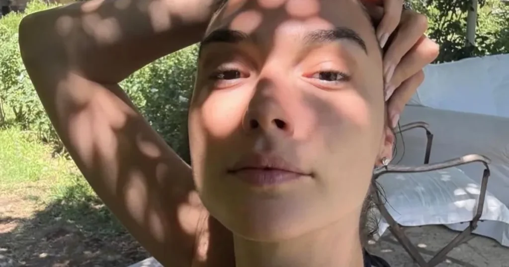 Bikini me fije të vogël të Gal Gadot është mezi i varur