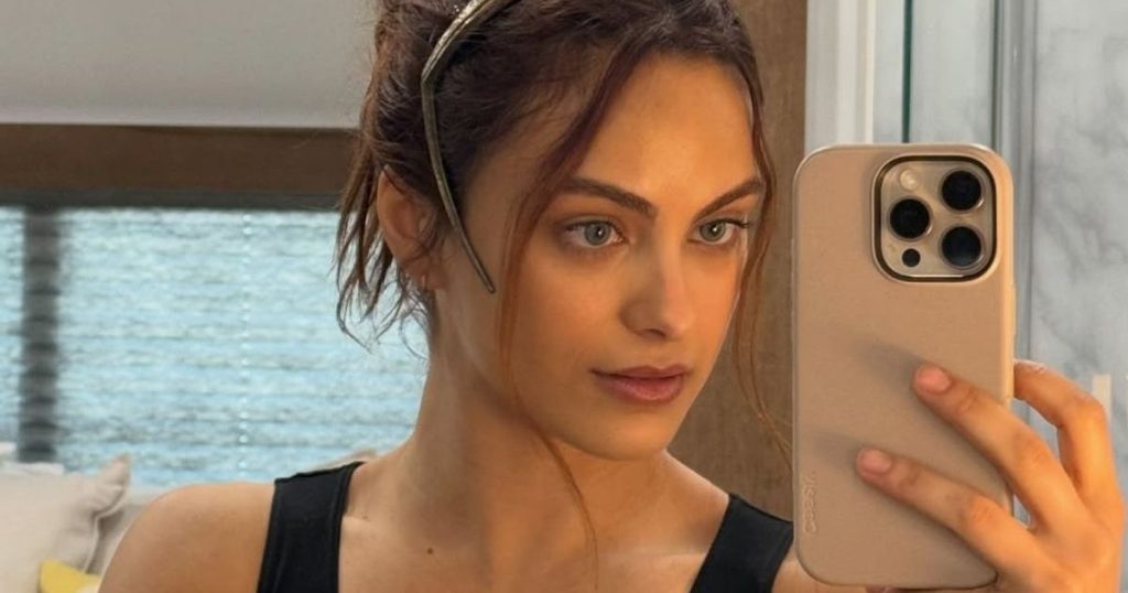 Camila Mendes vendos këmbët e saj në ekran me fustan mini me temina