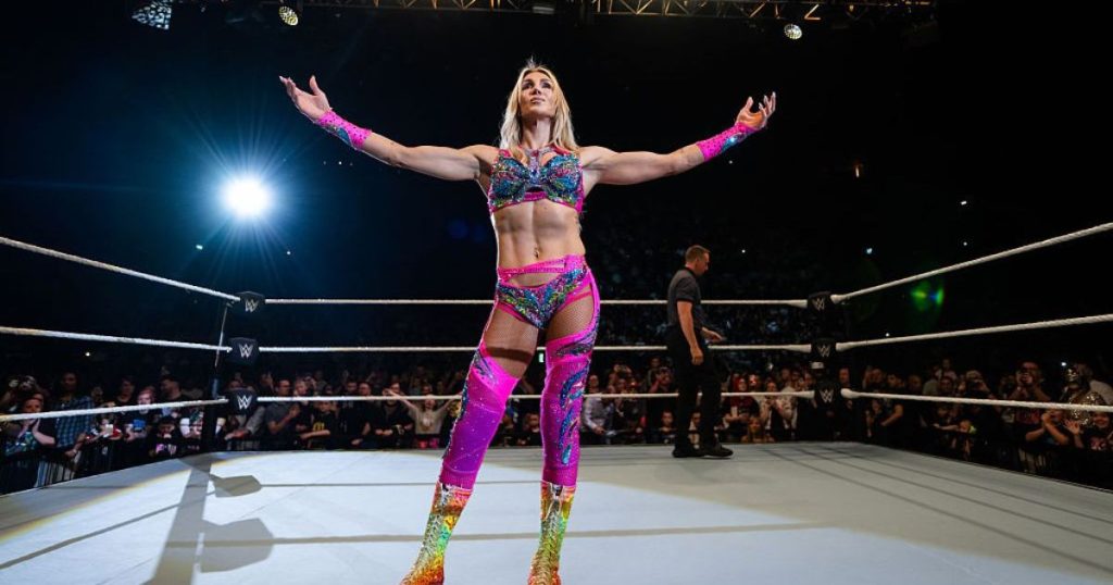 Charlotte Flair pothuajse derdhet nga një bluzë bikini që mezi mbahet së bashku