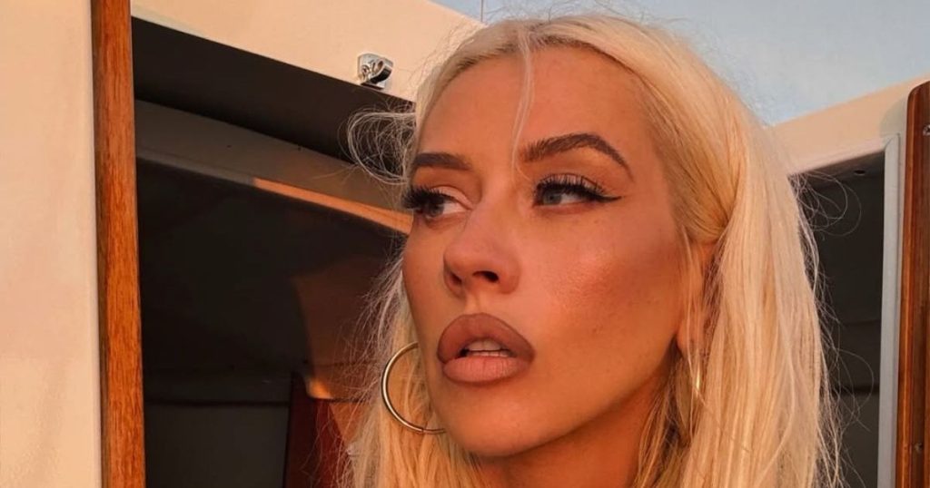Christina Aguilera ecën me një fustan të prerë që lë shumë pak të mbuluar