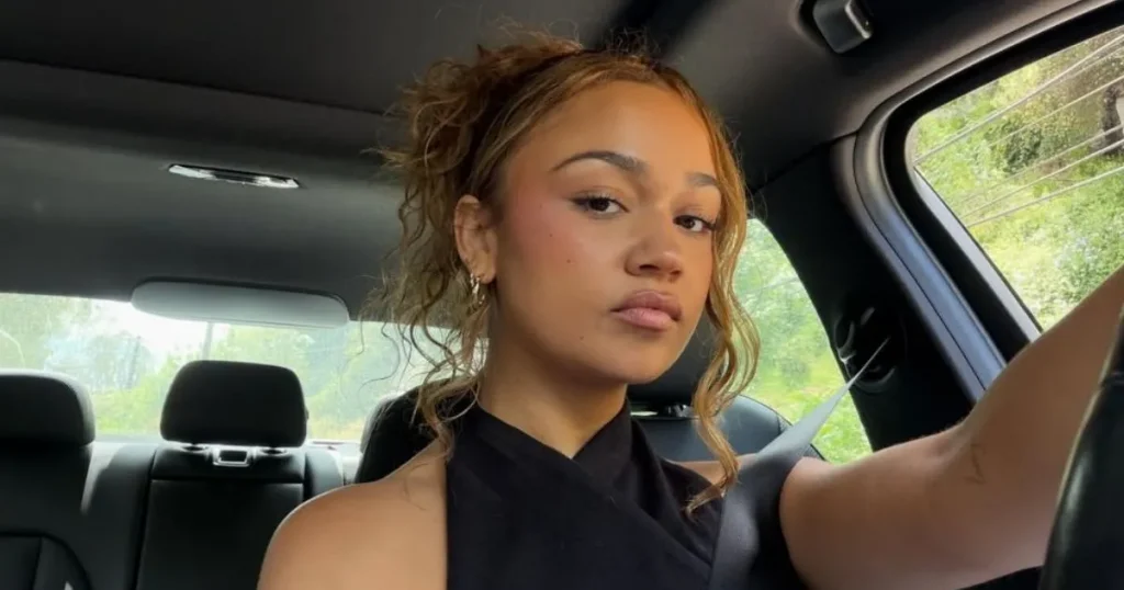 Crop-Top Plunging i Madison Bailey pothuajse jep gjithçka