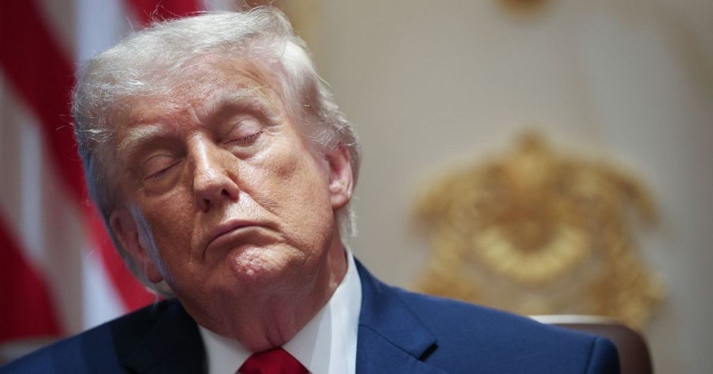 Donald Trump duket se bie në gjumë gjatë lojës Knicks dhe njoftimeve në internet