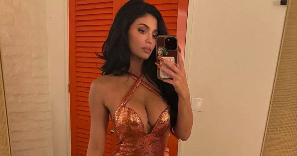Fustani "Khy" i Kylie Jenner 350 dollarësh duket i dukshëm dhe varet vetëm me 2 tela