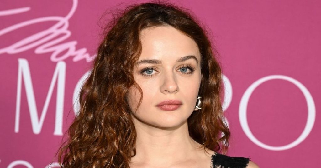 Fustani i zhytur i Joey King ka detaje të qarta që e bëjnë atë të shfrenuar