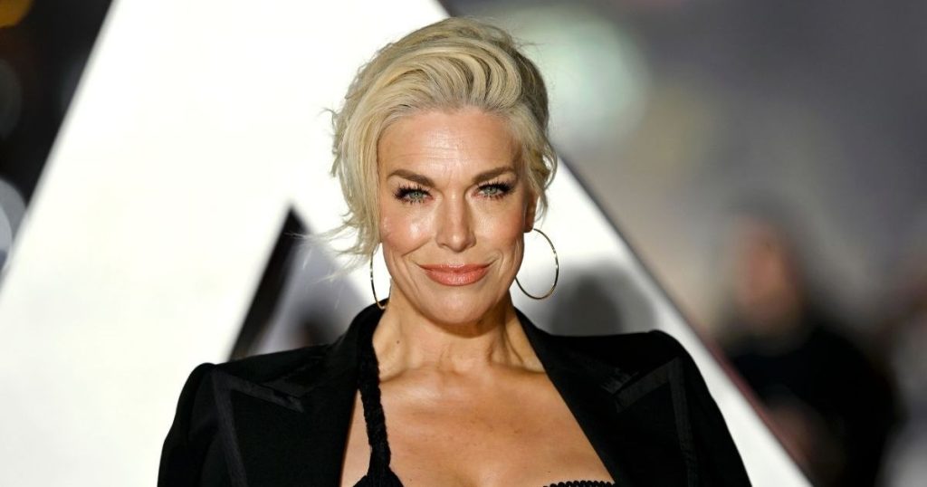 Hannah Waddingham nxjerr në pah anët e saj të egra me fustan dekolte