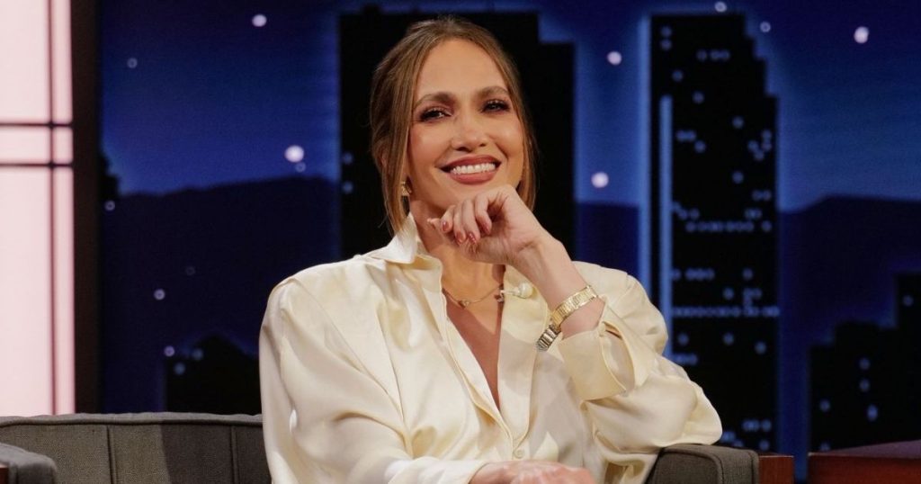 Jennifer Lopez lë këmishën të zbërthyer për një pamje të rrezikshme
