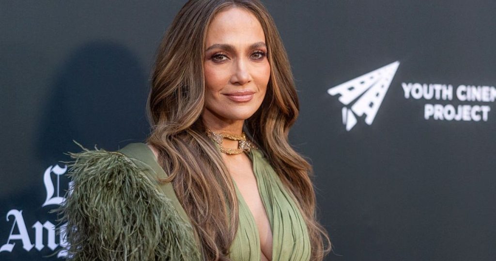 Jennifer Lopez vesh një fustan të zhytur me aq shumë prerje sa mezi e mban së bashku