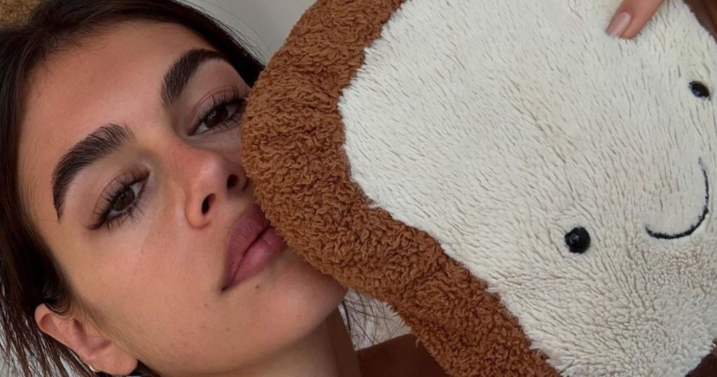 Kaia Gerber hap zinxhirin e xhaketës Vuori për të zbuluar Braletën e pafytyrë mbi pantallonat e shkurtra të vogla