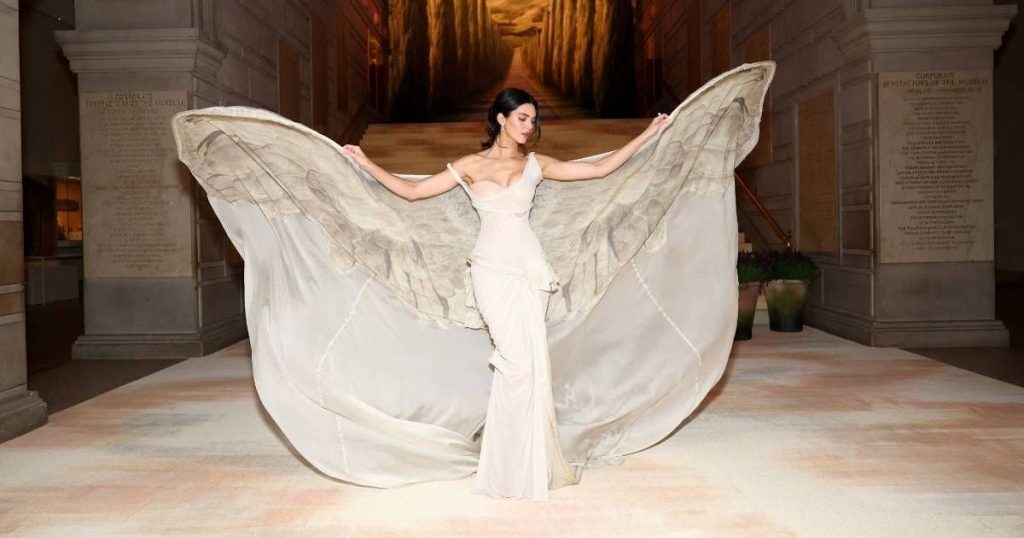 Kendall Jenner sillet 'jashtë karakterit' në Jacob Elordi Romance - Burimi