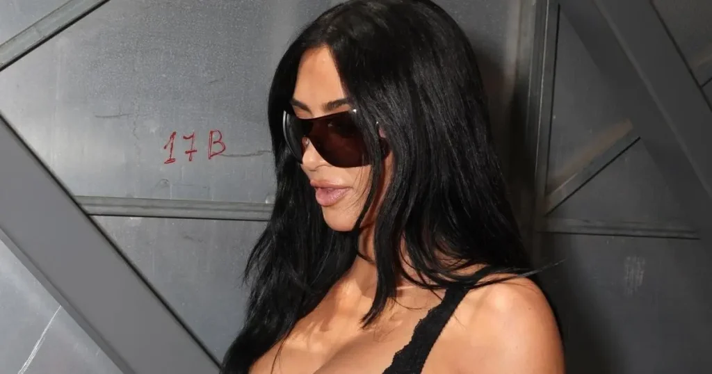 Kim Kardashian ecën me një trup të tejdukshëm që lë shumë pak të mbuluar
