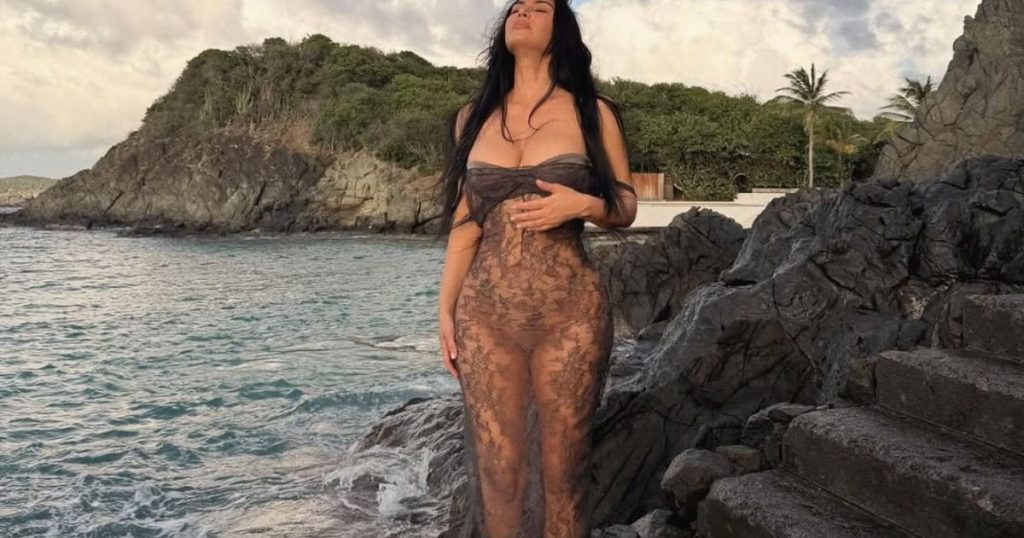 Kim Kardashian është bjonde dhe pa pantallona me pallto Gucci të zbërthyer me guxim