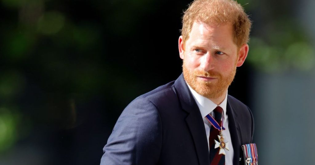 Kthimi i Princit Harry në Britani shkakton frikë të reja brenda pallatit - Burimi