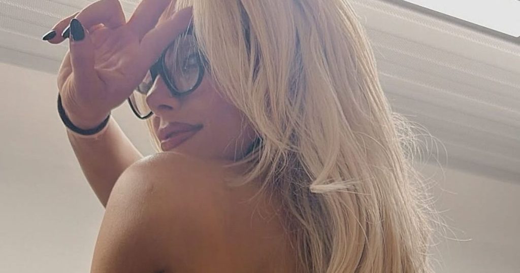 Liv Morgan është një vajzë e drejtë në plazh me një bikini të vogël tanga