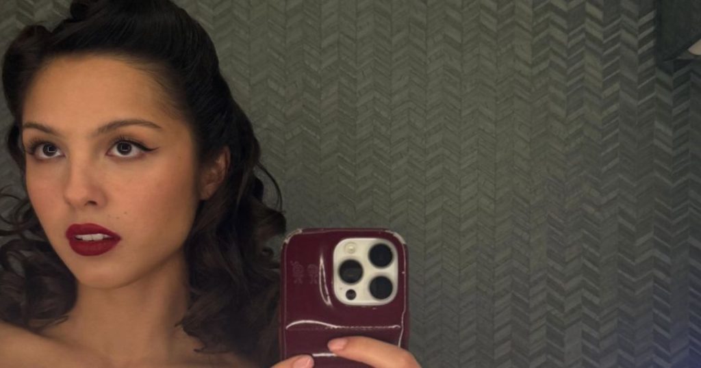 Olivia Rodrigo tregon një moment koket me të brendshme nën xhaketë të zbërthyer