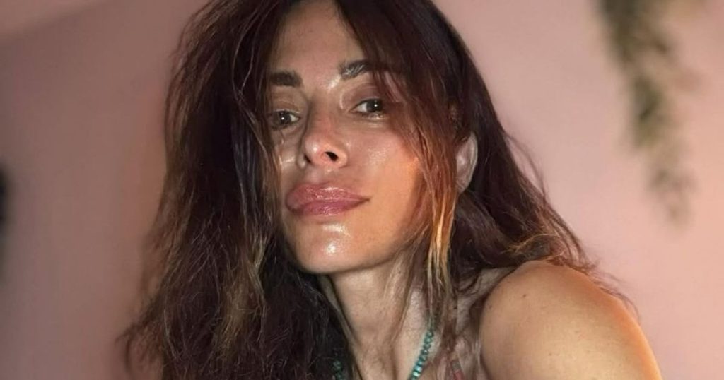 Pamja sensuale e Sarah Shahit në Stringy Thong i ka 'fiksuar' fansat