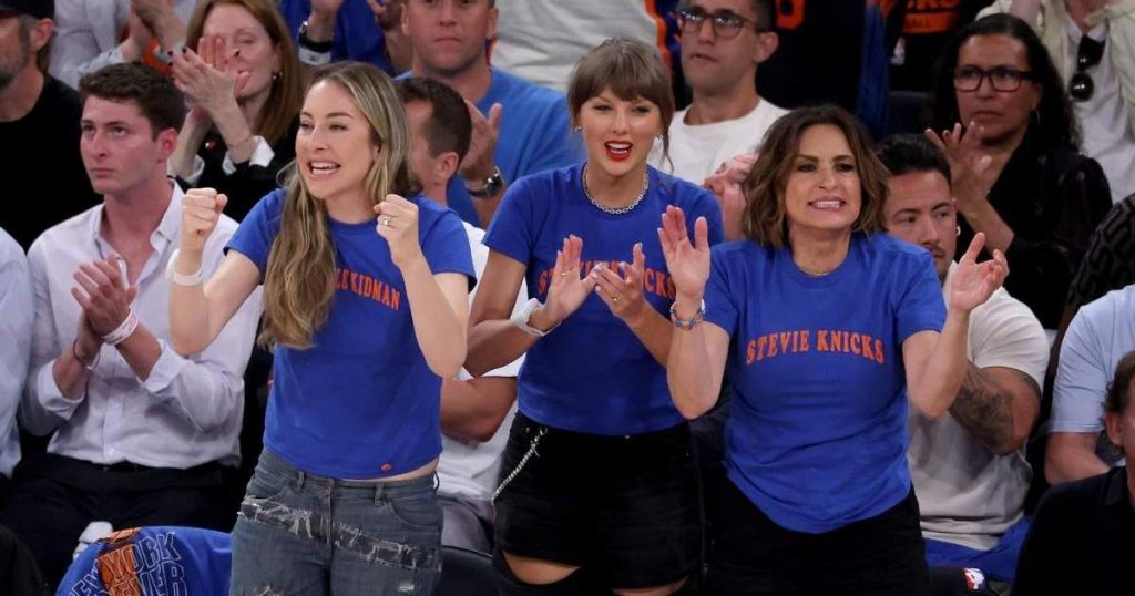Taylor Swift & Scooter Braun Knicks Lojë Momenti ngre vetullat