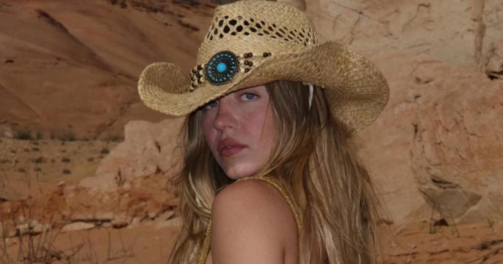 Të brendshmet Sydney Sweeney's Syrn vështrohen me bluza dhe xhinse me prerje të ulët