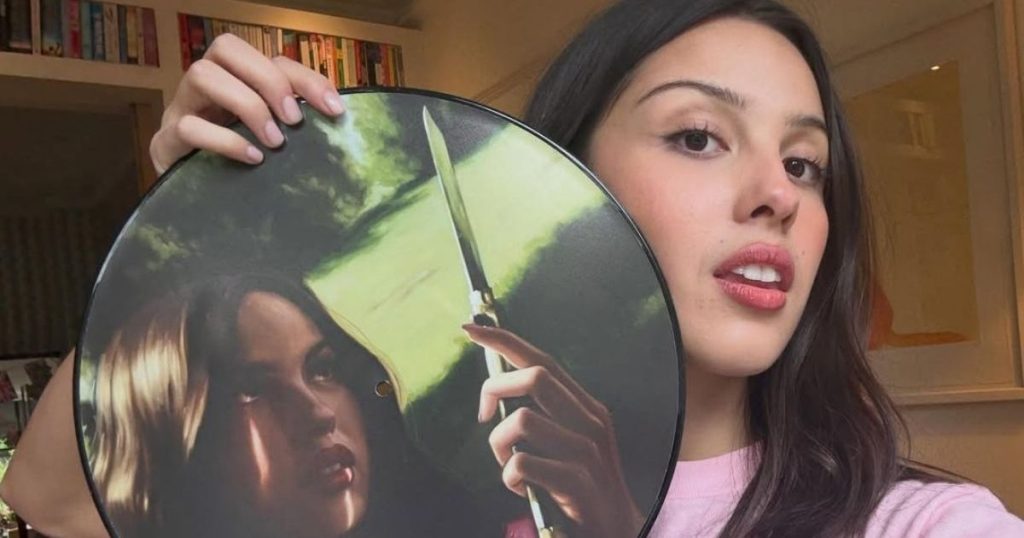 Topi i Jean Paul Gaultier i Olivia Rodrigo del plotësisht i dukshëm për Pitchfork