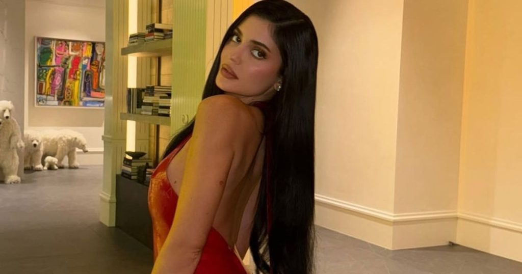 Topi i Kylie Jenner-it 160 dollarë ulet në mënyrë të rrezikshme mbi minifundin Khy Micro
