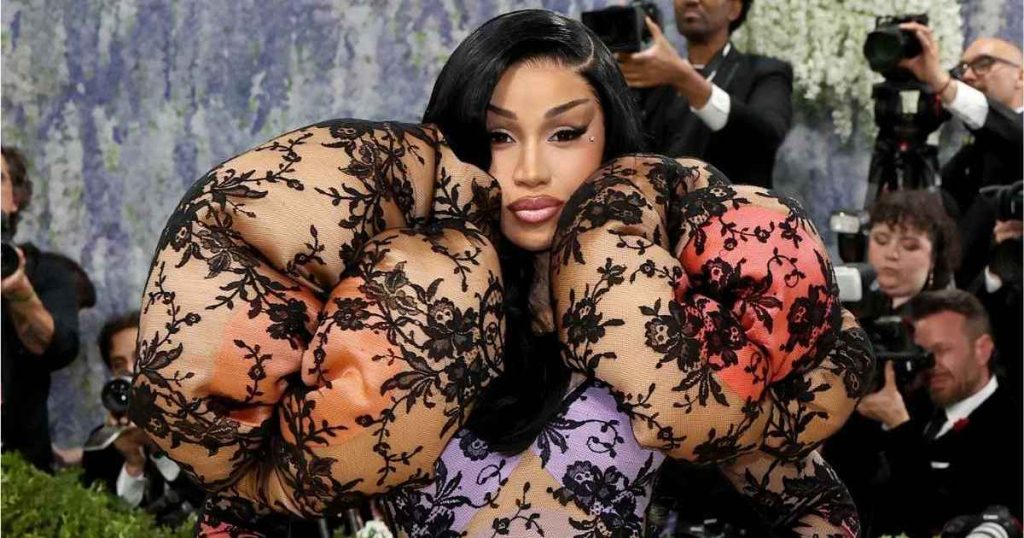 Topi i tankeve latex Khy 182 dollarë i Cardi B mezi varet nga 2 tela