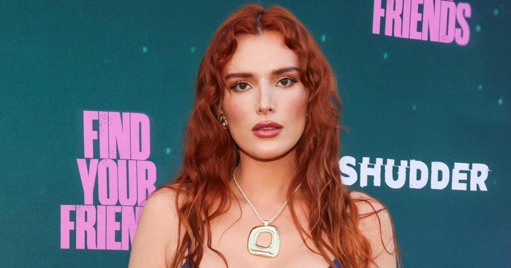 Topi i zhytur i Bella Thorne varet nga vetëm 2 tela për "Gjeni miqtë tuaj"