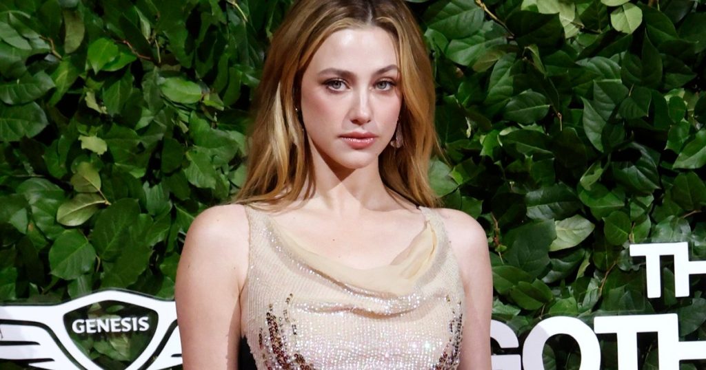 Topi i zhytur me ruched i Lili Reinhart mbahet nga vetëm 2 tela