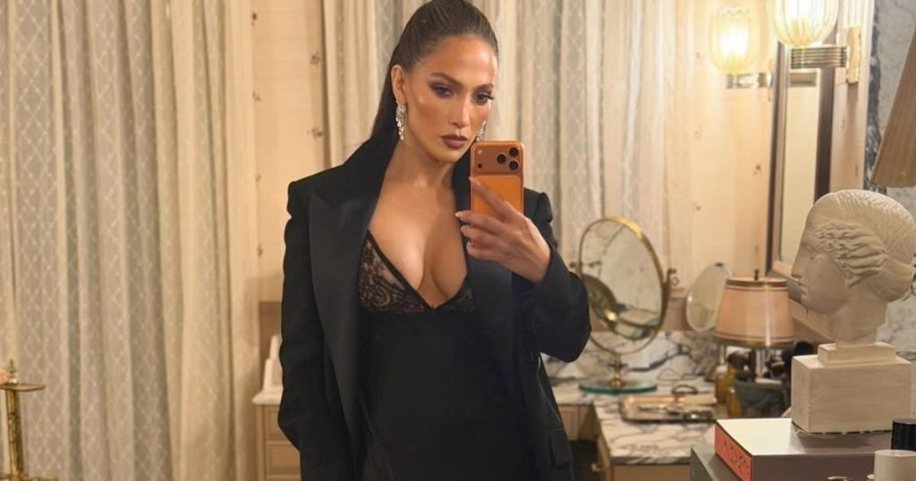 Trupi i Jennifer Lopez-it TTSWTRS i kthen kokat me prerje masive