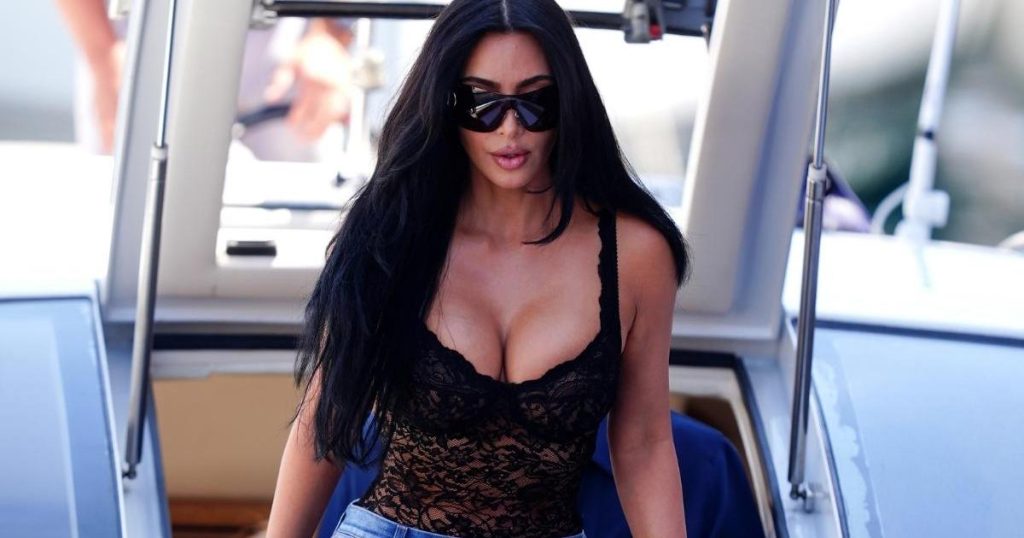 Trupi i zhytur në Gucci i Kim Kardashian është i dukshëm në të gjitha mënyrat e rrezikshme