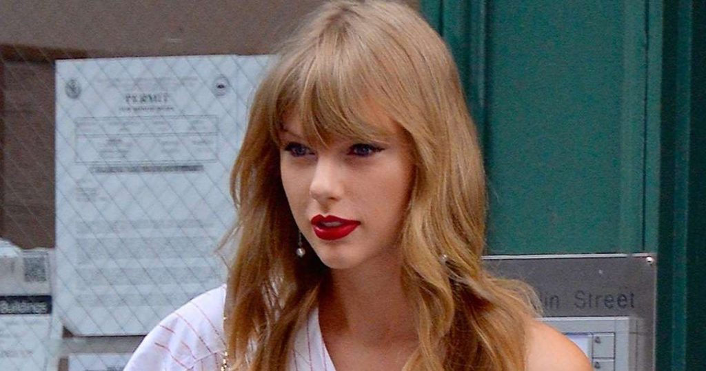 Xhinset e grisura të Taylor Swift tregojnë më shumë se sa pritej në pjesën e sipërme të kofshës