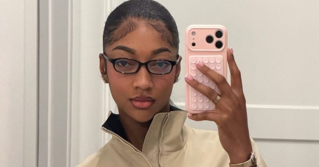 Angel Reese ngre pantallona të shkurtra të shkurtra dhe mikro me atlete Reebok