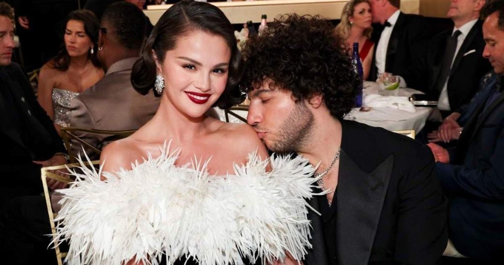 Bashkëshorti i Selena Gomez, Benny Blanco, shpërthen mbi trupin e saj në bikini