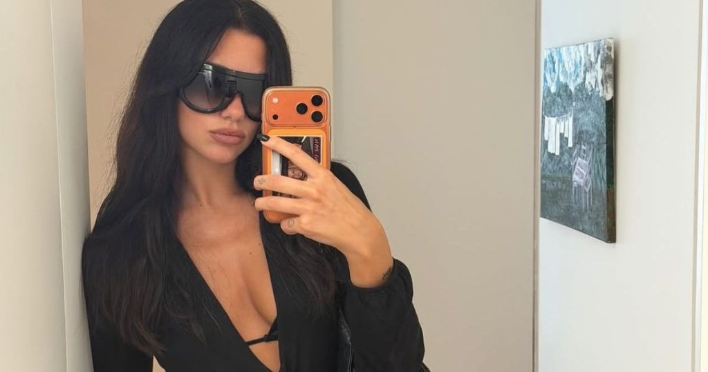 Dua Lipa e lë pjesën e saj të prerë Gucci të zhbërë për një pamje të zhytur thellë