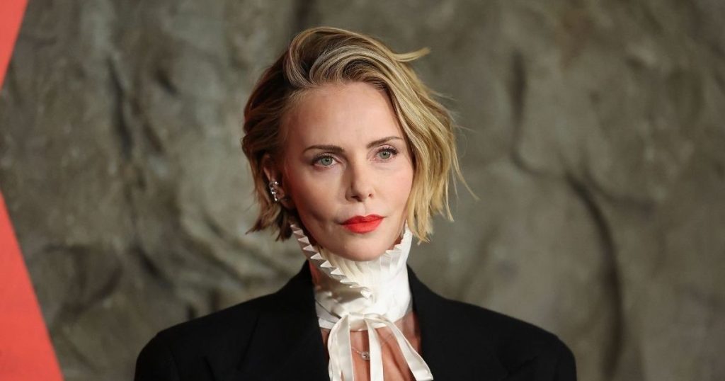 Fituesja e çmimit Oscar Charlize Theron refuzon trashëgiminë tradicionale për vajzat: 'Earn It'