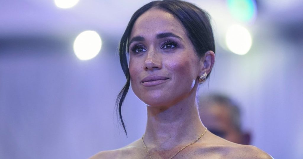 Fotoja me rroba banje e Meghan Markle dështoi pasi fansat pretenduan se me kë po luan ajo