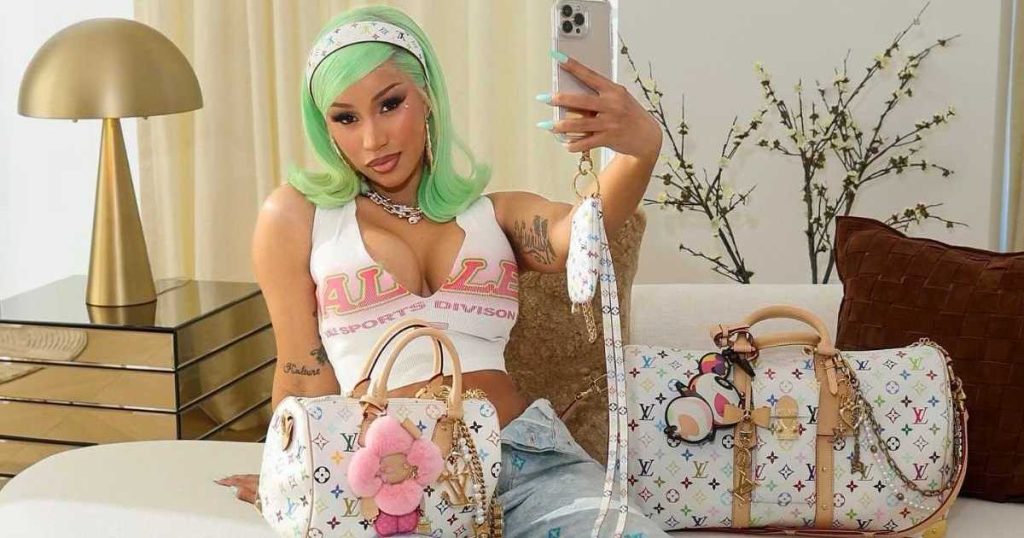 Fustani Baba Jagne i Cardi B ka jo 1 por 2 të çara deri te kofshët