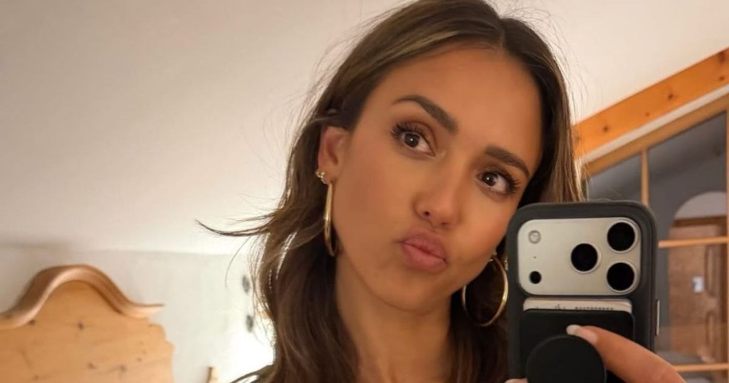 Fustani i Jessica Alba i varur nga një varg i vetëm me Gabriel & Co. Bling