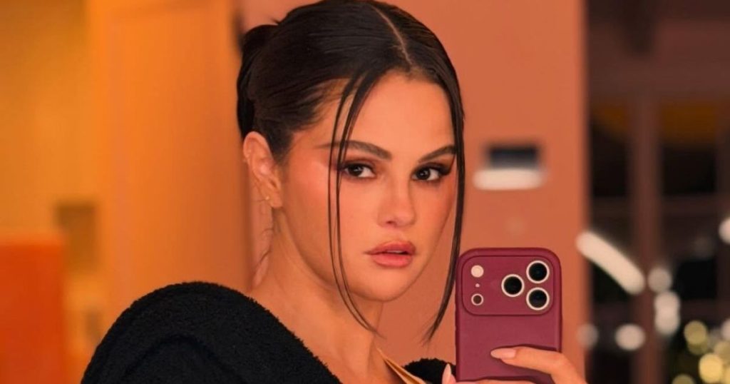 Fustani i Selena Gomez Oscar de la Renta është i dukshëm me një të çarë deri në kofshë