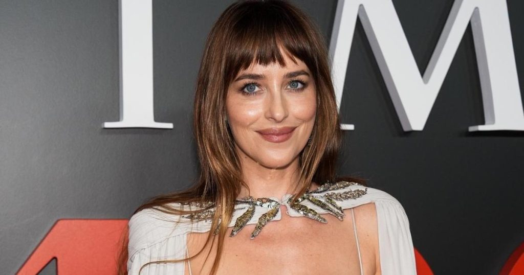 Fustani i pastër Valentino i Dakota Johnson vjen me një çarje të rrezikshme deri në kofshë