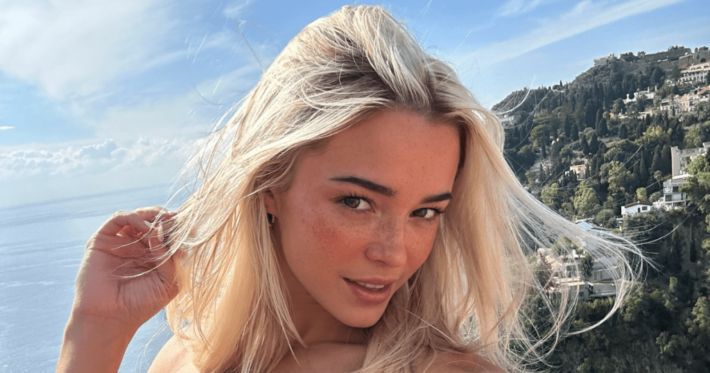 Fustani i zhytur i Livvy Dunne bëhet i dukshëm me prerje të pafytyra