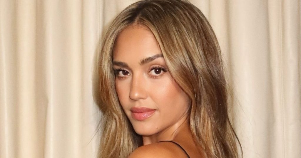 Fustani me prerje të lartë Aritzia i Jessica Alba varet nga fijet më të holla