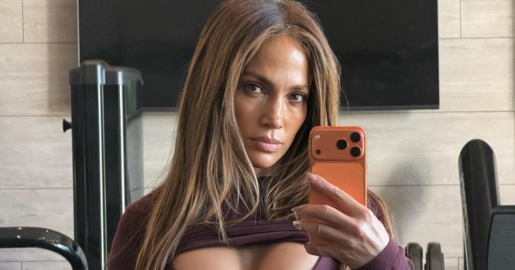 Jennifer Lopez rrëshqet nga fustani për të zbuluar një trup me prerje të lartë D&G