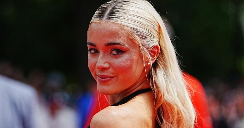Livvy Dunne tregon kthesat e saj në fustanin e korsesë së zhytur 159 dollarëshe Miss Rosier